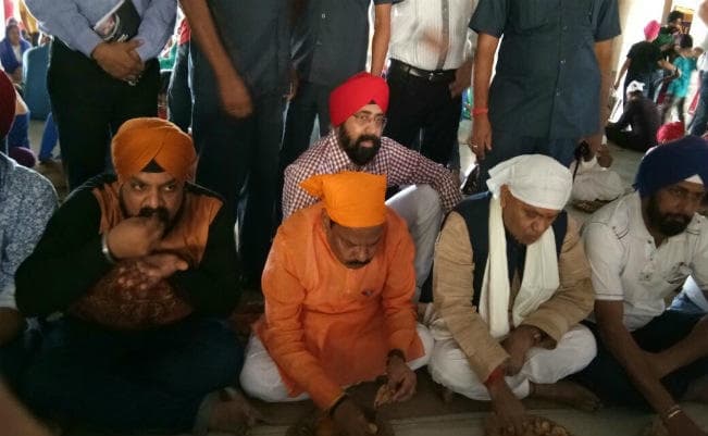 प्रकाश पर्व पर मुख्यमंत्री रघुवर दास ने लंगर में दी सेवा, ट्विटर पर लिखा - सिख समाज के रहेंगे कर्जदार