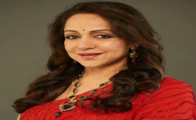 सांड के हमले में बाल बाल बचीं ‘ड्रीम गर्ल’ हेमा मालिनी