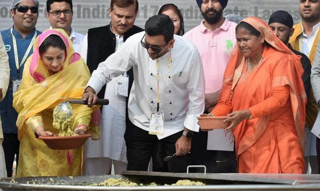 संजीव कपूर ने बनायी 1100 किलो खिचड़ी, बाबा रामदेव ने लगायी छौंक, देखें कार्तिक पूर्णिमा की तसवीरें