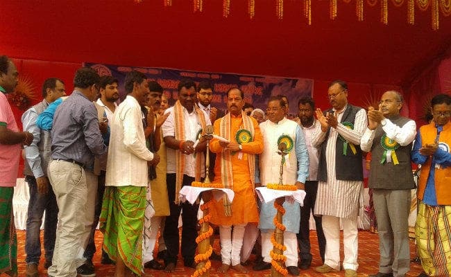 झारखंड से गरीबी हटाने के लिए 15 नवंबर से 1000 करोड़ की योजना शुरू करेंगे : रघुवर दास
