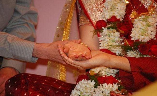 मैं पढ़ लिखकर अफसर बनना चाहती हूं, परिजनों ने जबरन करायी है शादी