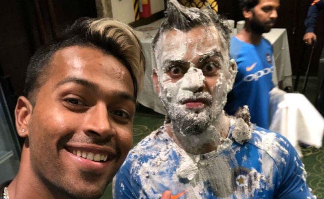 #HappyBirthday:  हार्दिक पंड्या ने कोहली के चेहरे पर केक पोतकर लिया बदला, बनाया ‘भूत’, देखें तस्वीर