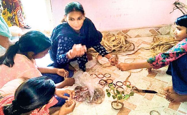 जूट से बुन रही हैं सपने