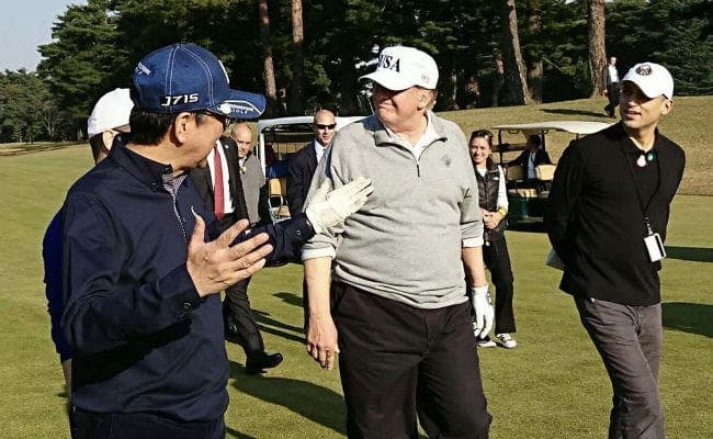 डोनाल्ड ट्रंप और आबे ने कुछ यूं लिया गोल्फ का मजा, देखें वीडियो