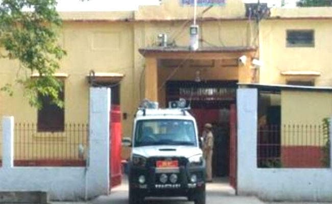 मोतिहारी : सेंट्रल जेल में एसपी ने की छापेमारी, कई आपत्तिजनक चीजें बरामद