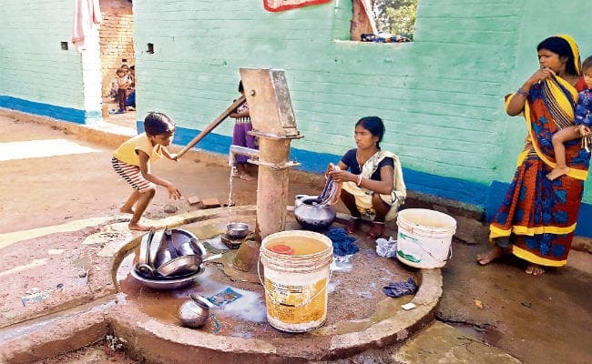 शहीद कुणाल पार्क की बोरिंग से फिर निकल रहा बालू, खरीद कर पानी पी रहे हैं स्थानीय लोग