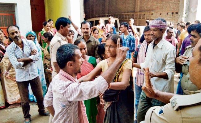 बिहार : नाच के दौरान नशे में पूर्व मुखिया ने की फायरिंग, अधेड़ की मौत