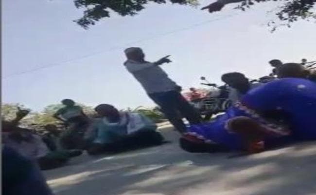 VIDEO वायरल, मुजफ्फरपुर में पंचायत के दौरान महिला से थूक चटवाने की सनसनीखेज घटना