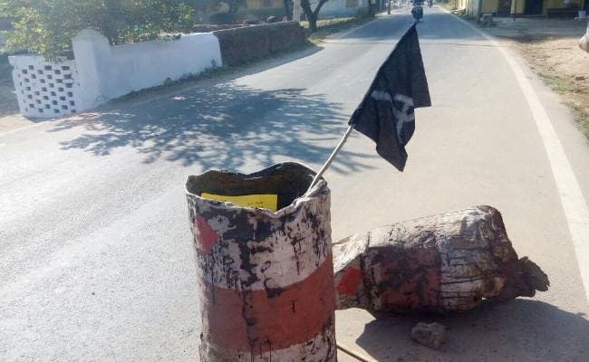 खलारी और मैक्लुस्कीगंज में माओवादियों ने डंप कमेटी और ठेकेदारों को पोस्टर साटकर दी धमकी