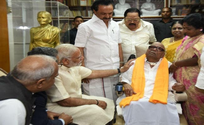 करुणानिधि से प्रधानमंत्री मोदी ने घर जाकर की मुलाकात