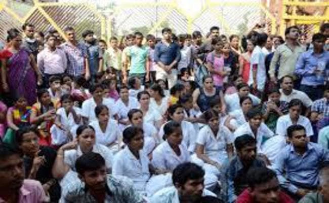 पटना पुलिस ने नर्सों पर भांजी लाठियां, दर्जन भर के सिर में लगी चोट