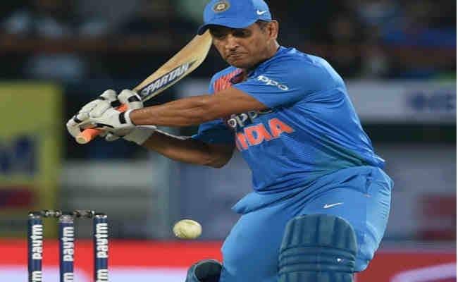 धीमी बल्लेबाजी कर पूर्व क्रिकेटरों के निशाने पर आये धौनी, बोले, टी-20 में युवा खिलाड़ी को दें मौका