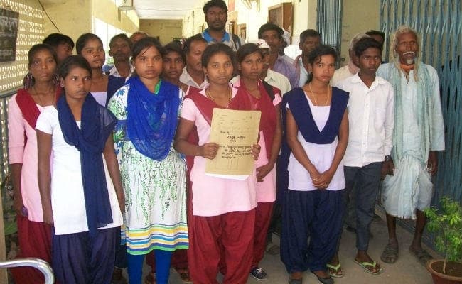 ...जब बच्‍चों ने DC को सुनाया दर्द - सर, कैसे स्कूल जाएं, उग्रवाद इलाके में रहते हैं, पुल टेढ़ा है, सड़क भी जर्जर है