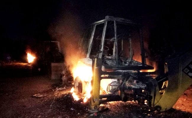 दुमका में 3 दर्जन सशस्‍त्र नक्‍सलियों का तांडव, काठीकुंड में सड़क निर्माण में लगे 5 JCB को फूंका