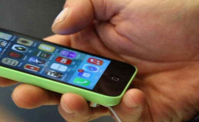 मोबाईल बन गया मौत का कारण, गुमला में महिला ने दो साल के बच्चे के सामने लगा ली फांसी