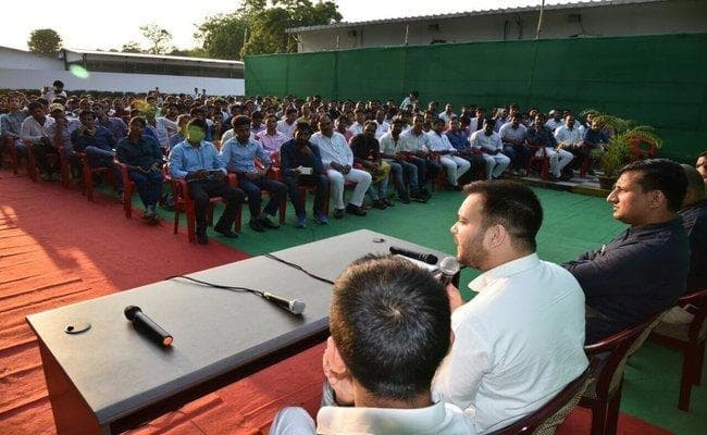 पहली बार में ही सुपरहिट रहा ‘टी विद तेजस्वी’ कार्यक्रम, तेज प्रताप भी शामिल, खूब हो रही चर्चा
