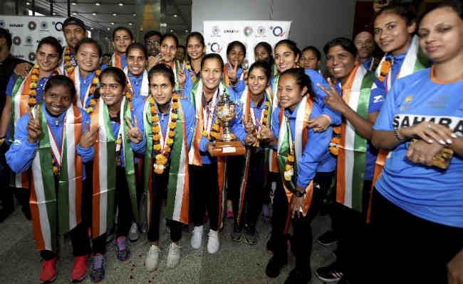 IN PICS : चीन को जीतकर स्वदेश लौटी भारतीय महिला हॉकी टीम का भव्य स्वागत