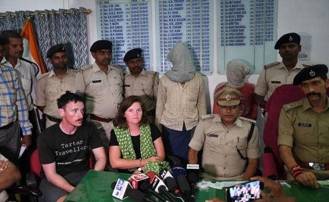 SSP मनु महाराज के त्वरित एक्शन से प्रभावित हुए ब्रिटिश दंपती, संतुष्ट होकर हुए रवाना