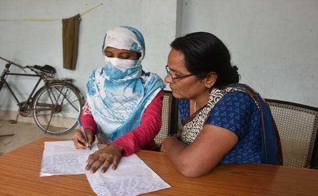 बिहार : सीतामढ़ी में निजी स्कूल की शिक्षिका के साथ सामूहिक दुष्कर्म, पुत्र समेत चिकित्सक फरार