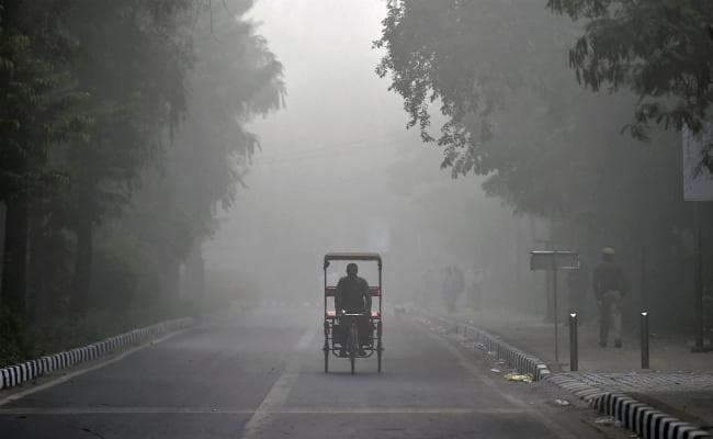 धुंध में लिपटी दिल्‍ली, सभी प्राइमरी स्‍कूल बंद, 3 दिनों तक राहत मिलने की उम्‍मीद नहीं