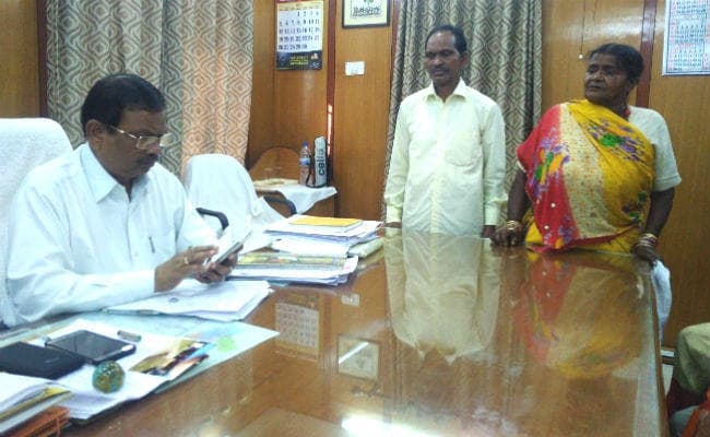 सब्जी बेचने वाली महिला ने डीसी से लगायी गुहार, कहा : सर, अमीन व कर्मचारी मांग रहे हैं घूस