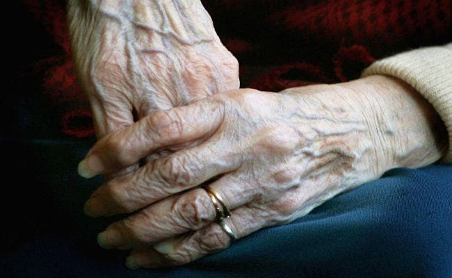 सीनियर सिटीजन को हर जगह मिलती है विशेष सुविधाएं, जानें कहां और कैसे उठाए लाभ