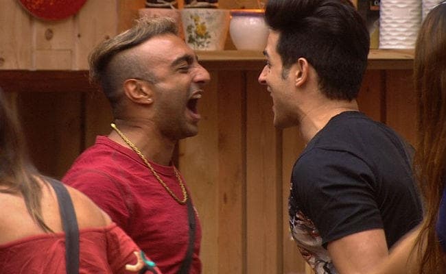 Bigg Boss 11: 7 November: आकाश ने बेनाफ्शा के बॉडी पार्ट्स को लेकर कर दिया कमेंट, घरवाले भिड़े