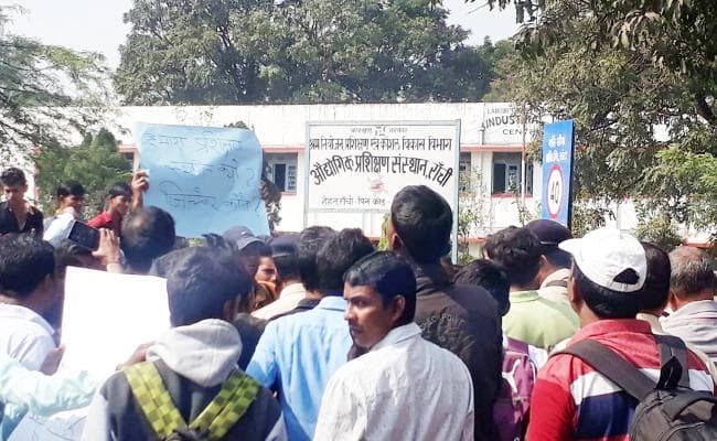 Jharkhand : छात्रों ने रांची आईटीआई में क्यों जड़ा ताला, एनएच-23 पर लगा लंबा जाम