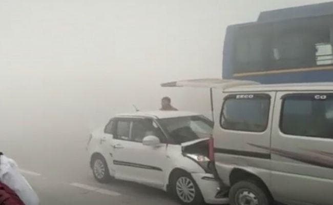 VIDEO: घने कोहरे का कहर: यमुना एक्सप्रेस-वे पर एक के बाद एक आपस में टकरायी दर्जनभर गाड़ियां