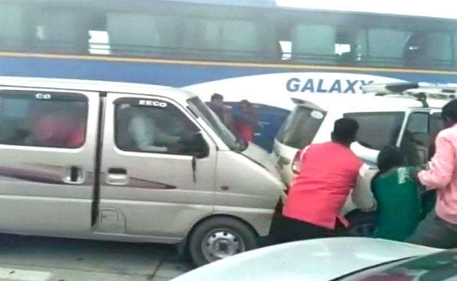 यमुना एक्सप्रेस वे पर कोहरे के चलते दर्जनभर गाड़ियां टकरायीं, करीब 20 लोग घायल