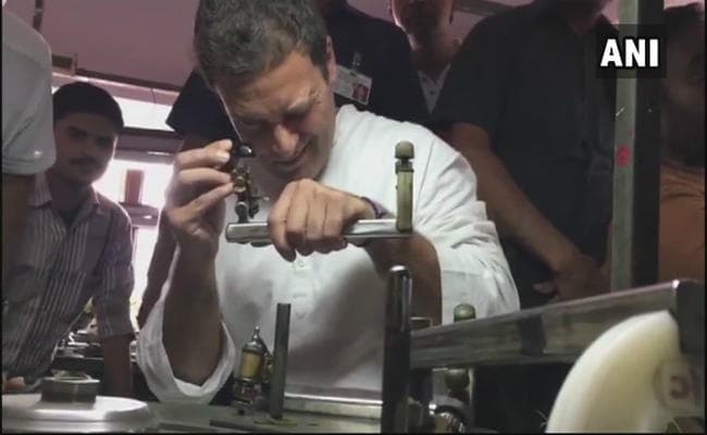 चुनावी मौसम में सूरत पहुंचे राहुल ने उद्योग का लिया जायजा और फिर बोले - मोदी सरकार ने तो तोड़ दी टांग