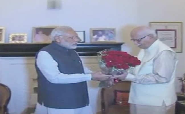 लालकृष्ण आडवाणी से मिलने पहुंचे प्रधानमंत्री मोदी, 90वें जन्मदिन पर बधाई दी