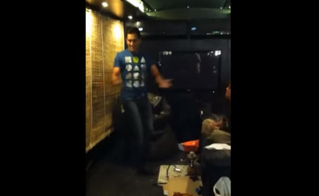 जो धौनी ने मारा ठुमका.. हंसी नहीं रोक पायी साक्षी, देखें वीडियो