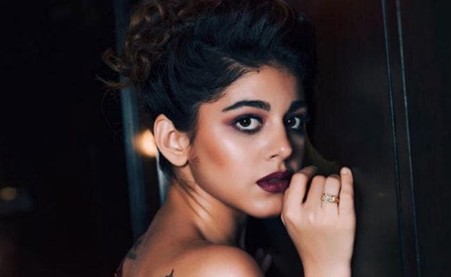 सारा अली खान, जाह्नवी कपूर के बाद, देखिये पूजा बेदी की बेटी आलिया की दिलकश अदाएं...