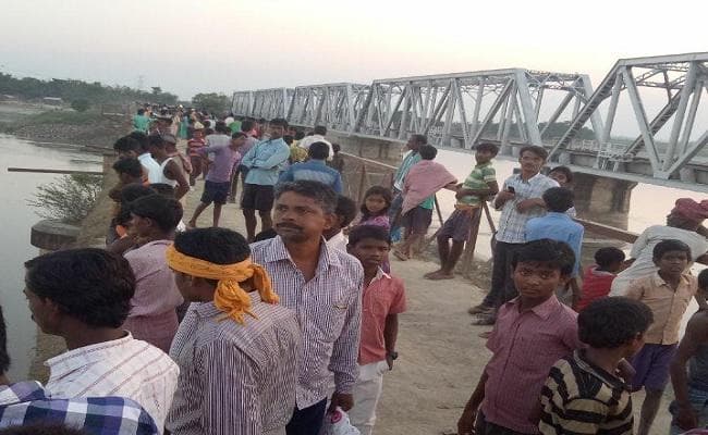 बिहार : सहरसा में बाइक सहित पुल से नीचे गिरे तीन लोग, दो लापता