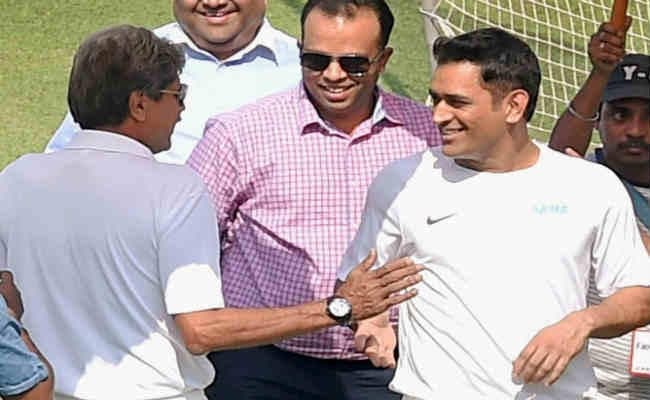 जब धौनी ने ईडन गार्डन्स में किया पिच का मुआयना