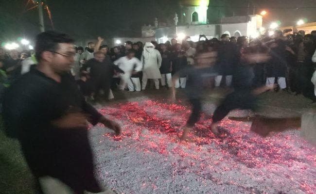 VIDEO में देखिए, किसी की याद में जब दहकते अंगारों पर नंगे पैर दौड़ने लगे लोग