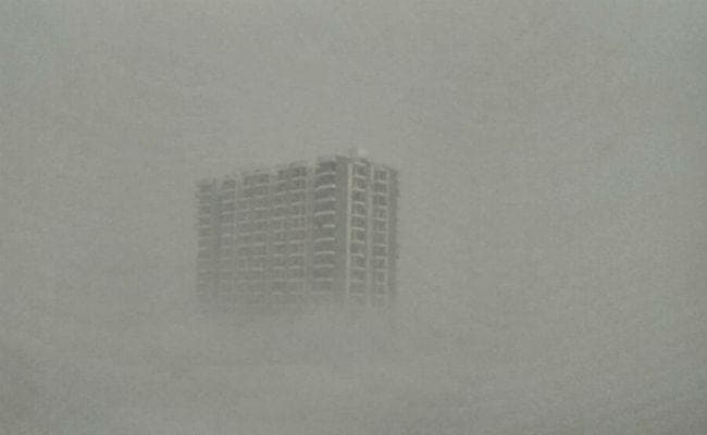 राजधानी दिल्ली में धुंध का कहर जारी, सांस लेना अब भी मुश्किल