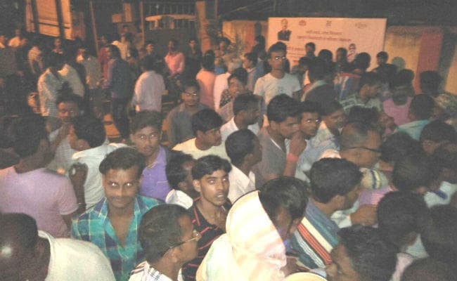 बेखौफ अपराधियों ने बम मारकर की एक व्यवसायी की हत्या, दर्जनों घायल, लाखों की लूट