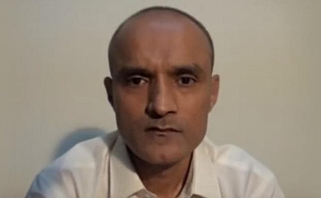 कुलभूषण जाधव मामले में नरम पड़ा पाकिस्तान, पत्नी से मिलने की देगा इजाजत