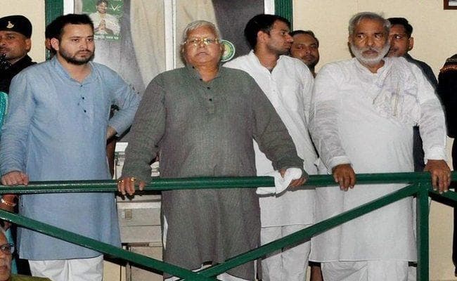 तेजस्वी के नेतृत्व पर राजद के अंदर सब कुछ ठीक नहीं, लालू की नहीं सुन रहे हैं रघुवंश, जानें पूरा मामला