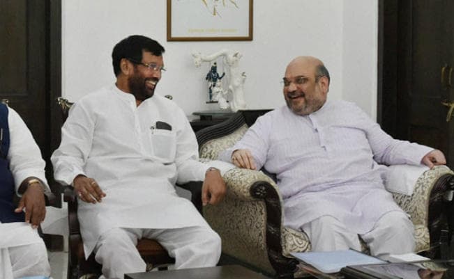 गुजरात के चुनावी रण में दलितों को लुभाने भाजपा ने रामविलास पासवान को उतारा