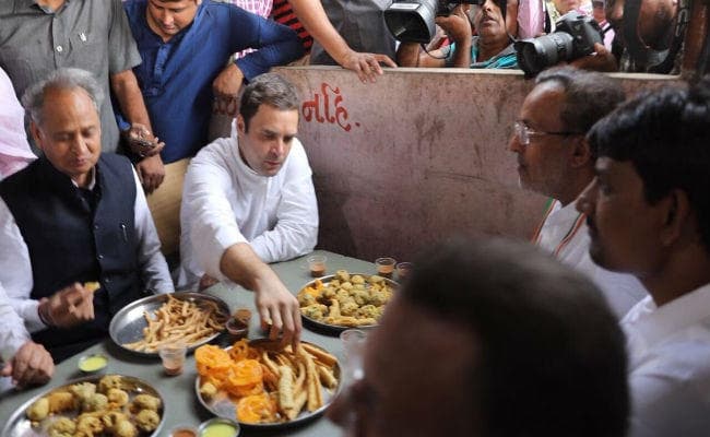 IN PICS: ये है राहुल गांधी का ''आम आदमी स्टाइल'', अक्षरधाम में पूजा करने के बाद ढाबा में चखा फाफड़ा-जलेबी का स्वाद