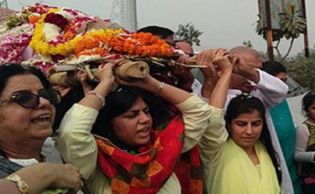 बेटियों के कंधे पर निकली गुटखा किंग लालवानी की शव यात्रा