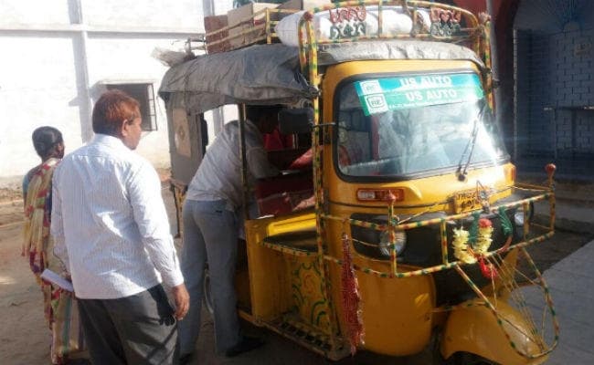 कोडरमा : चलते ऑटो से गिरी मां और 4 साल की बच्ची, मां की मौत, बच्ची घायल