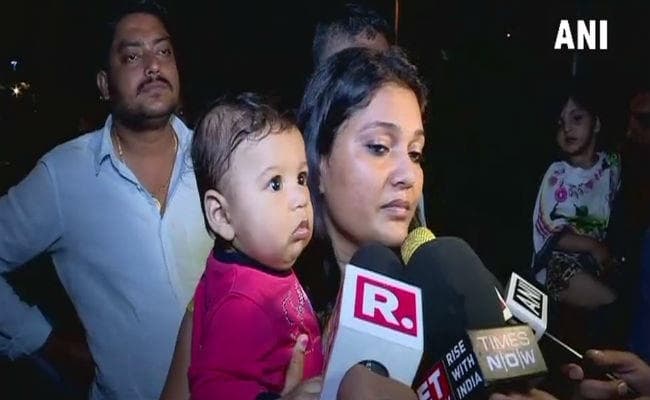 शर्मनाक! कार में बच्चे को दूध पिल रही थी मां, ट्रैफिक पुलिस उठाकर ले गयी कार, देखें वीडियो