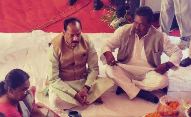 खूंटी :  रक्षा शक्ति विश्वविद्यालय परिसर के शिलान्यास कार्यक्रम में पहुंचे सीएम व राज्यपाल