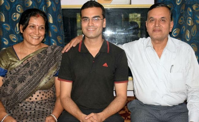 बिना दहेज के मंदिर में शादी कर समाज को संदेश देना चाहते है IRS डॉ विवेक