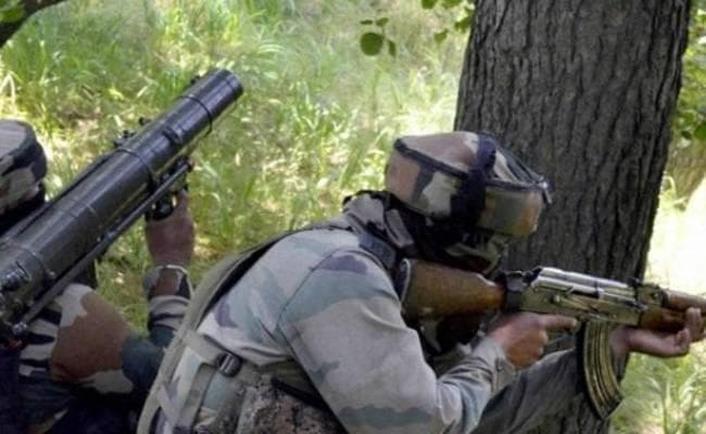 जम्मू-कश्मीर के कुलगाम आैर पुलवामा जिलों में आतंकी आैर सुरक्षा बलों के बीच मुठभेड़
