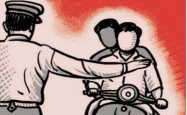 ट्रैफिक नियम का उल्लंघन के लिए टोकने पर भड़के बेलगाम बाइक सवार, पुलिसकर्मी को पीटा, तीन गिरफ्तार
